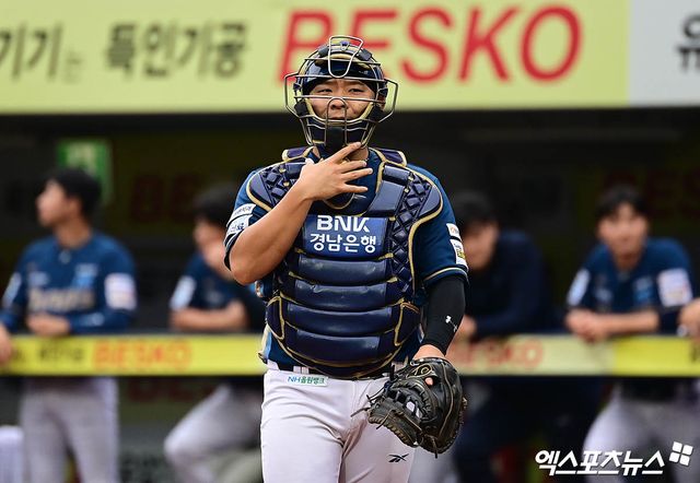 6일 오후 대구삼성라이온즈파크에서 열린 '2025 신한 SOL Bank KBO 포스트시즌' NC 다이노스와 삼성 라이온즈의 와일드카드 1차전 경기, 5회말 NC 포수 김정호가 김형준과 교체되어 출장하고 있다. 엑스포츠뉴스 DB