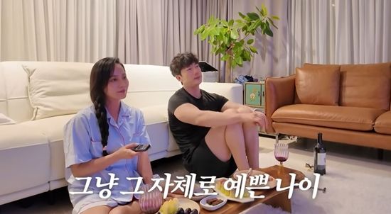 기태영과 드라마를 시청하는 유진. 사진=유튜브 채널 '유진VS태영'