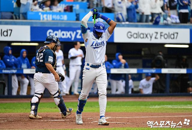 7일 오후 대구삼성라이온즈파크에서 열린 '2025 신한 SOL Bank KBO 포스트시즌' NC 다이노스와 삼성 라이온즈의 와일드카드 2차전 경기, 1회말 1사 1,2루 삼성 디아즈가 중견수 플라이 아웃으로 물러나며 크게 아쉬워하고 있다. 엑스포츠뉴스 대구, 박지영 기자