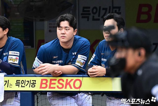 7일 오후 대구삼성라이온즈파크에서 열린 '2025 신한 SOL Bank KBO 포스트시즌' NC 다이노스와 삼성 라이온즈의 와일드카드 2차전 경기, NC 김형준이 손바닥 골절 부상으로 더그아웃에서 경기를 지켜보고 있다. 엑스포츠뉴스 대구, 박지영 기자