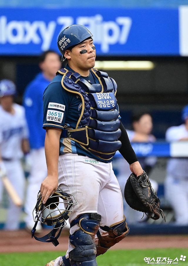 7일 오후 대구삼성라이온즈파크에서 열린 '2025 신한 SOL Bank KBO 포스트시즌' NC 다이노스와 삼성 라이온즈의 와일드카드 2차전 경기, NC 포수 김정호가 경기를 준비하고 있다. 엑스포츠뉴스 대구, 박지영 기자