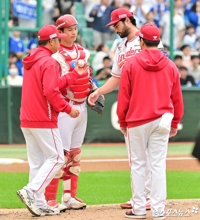 9일 오후 인천SSG랜더스필드에서 열린 '2025 신한 SOL Bank KBO 포스트시즌' 삼성 라이온즈와 SSG 랜더스의 준플레이오프 1차전 경기, 3회초 무사 1루 SSG 화이트가 마운드를 내려가고 있다. 인천, 김한준 박지영 기자