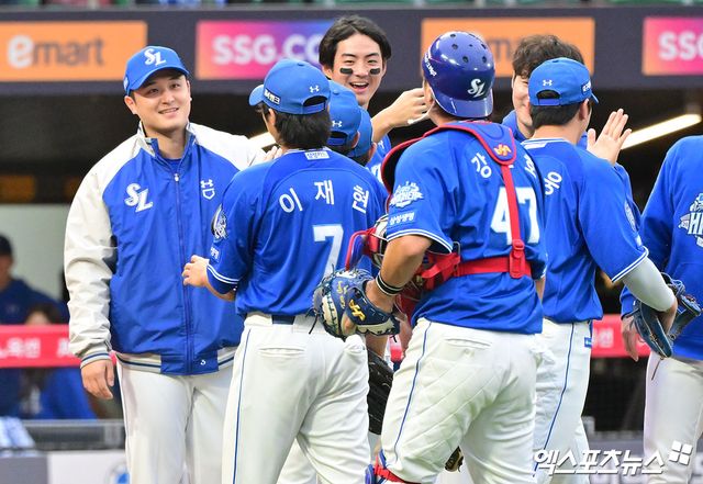 9일 오후 인천SSG랜더스필드에서 열린 '2025 신한 SOL Bank KBO 포스트시즌' 삼성 라이온즈와 SSG 랜더스의 준플레이오프 1차전 경기, 삼성이 선발투수 최원태의 6이닝 무실점 호투에 힘입어 5:2의 스코어로 승리했다. 이날 경기에서 승리한 삼성 선수들이 기뻐하고 있다. 인천, 김한준 박지영 기자