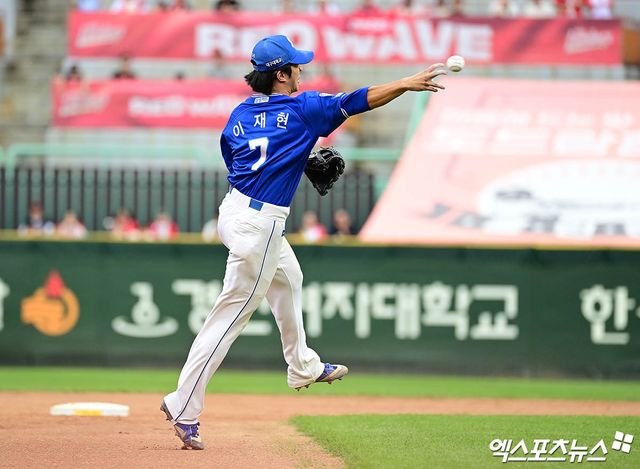 삼성 라이온즈 내야수 이재현이 9일 인천 SSG랜더스필드에서 열린 2025 신한 SOL Bank KBO 준플레이오프(5전 3승제) 1차전에서 SSG 랜더스를 상대로 1회초 선두타자 초구 홈런을 기록했다. 사진 김한준, 박지영 기자