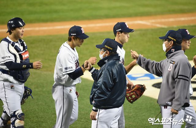 2021시즌 준플레이오프에서 LG 트윈스를 꺾고 플레이오프에 진출했던 두산 베어스. 사진 엑스포츠뉴스 DB