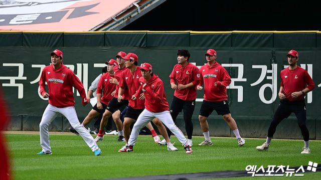 9일 오후 인천SSG랜더스필드에서 열리는 '2025 신한 SOL Bank KBO 포스트시즌' 삼성 라이온즈와 SSG 랜더스의 준플레이오프 1차전 경기에 앞서 SSG 선수들이 외야에서 몸을 풀고 있다. 인천, 김한준 박지영 기자