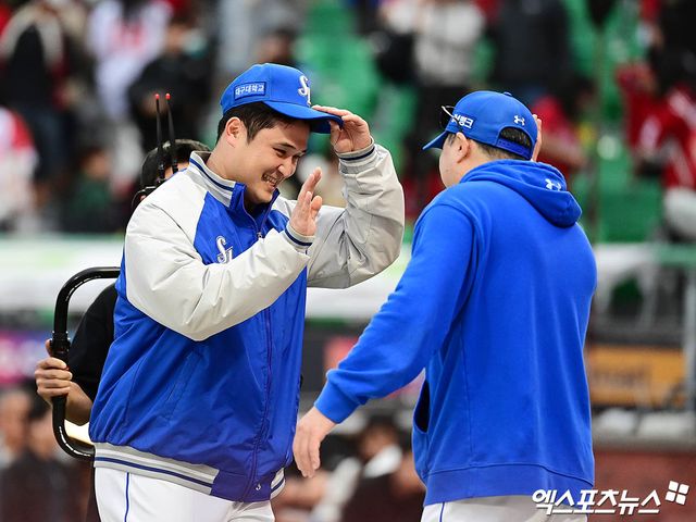 9일 오후 인천SSG랜더스필드에서 열린 '2025 신한 SOL Bank KBO 포스트시즌' 삼성 라이온즈와 SSG 랜더스의 준플레이오프 1차전 경기, 삼성이 선발투수 최원태의 6이닝 무실점 호투에 힘입어 5:2의 스코어로 승리했다. 경기 종료 후 삼성 최원태가 박진만 감독과 승리 하이파이브를 나누고 있다. 인천, 김한준 박지영 기자