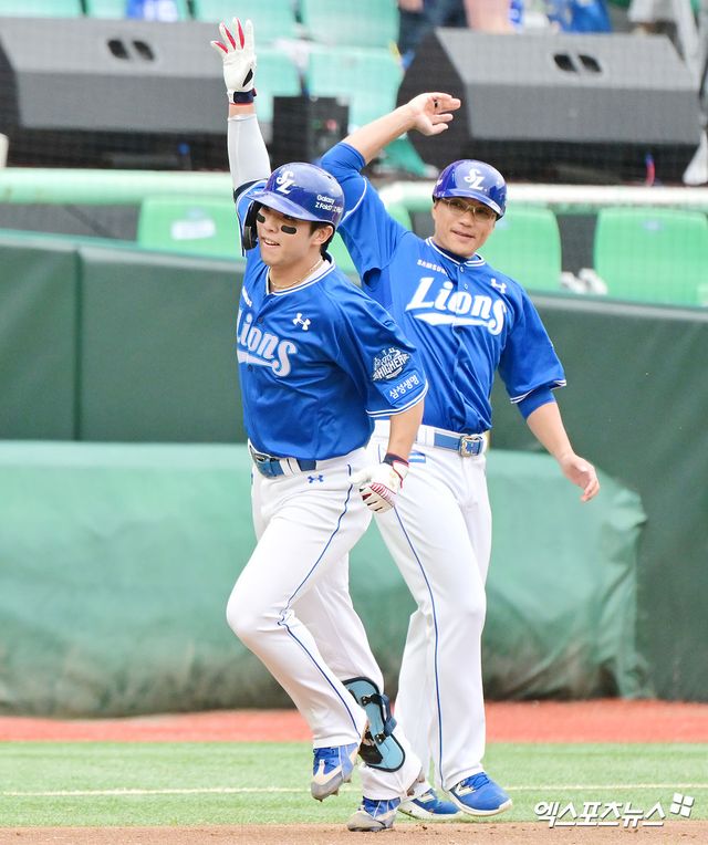 삼성 라이온즈 김영웅이 9일 인천 SSG랜더스필드에서 열린 SSG 랜더스와의 2025 신한 SOL Bank KBO 준플레이오프(5전 3승제) 1차전에서 3회초 2점 홈런을 기록했다. 사진 김한준 기자, 박지영 기자
