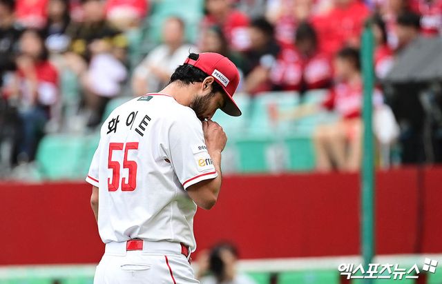 9일 오후 인천SSG랜더스필드에서 열린 '2025 신한 SOL Bank KBO 포스트시즌' 삼성 라이온즈와 SSG 랜더스의 준플레이오프 1차전 경기, 3회초 무사 1루 SSG 선발투수 화이트가 강판되어 마운드를 내려가고 있다. 인천, 김한준 박지영 기자