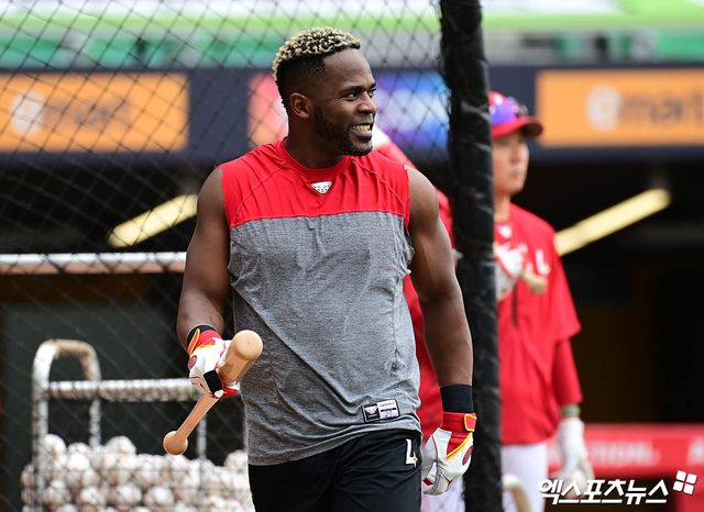 9일 오후 인천SSG랜더스필드에서 열리는 '2025 신한 SOL Bank KBO 포스트시즌' 삼성 라이온즈와 SSG 랜더스의 준플레이오프 1차전 경기에 앞서 SSG 에레디아가 타격 훈련을 하고 있다. 인천, 김한준 박지영 기자