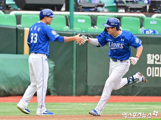 삼성 라이온즈 김영웅이 9일 인천 SSG랜더스필드에서 열린 2025 신한 SOL Bank KBO 준플레이오프 1차전(5전 3승제)에서 SSG 랜더스를 상대로 3회초 2점 홈런을 기록했다. 사진 김한준, 박지영 기자