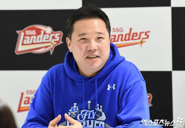 9일 오후 인천SSG랜더스필드에서 열리는 '2025 신한 SOL Bank KBO 포스트시즌' 삼성 라이온즈와 SSG 랜더스의 준플레이오프 1차전 경기에 앞서 삼성 박진만 감독이 취재진과 인터뷰를 나누고 있다. 인천, 김한준 박지영 기자