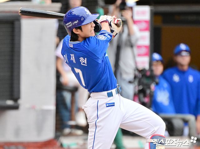 삼성 라이온즈 내야수 이재현이 9일 인천 SSG랜더스필드에서 열린 2025 신한 SOL Bank KBO 준플레이오프(5전 3승제) 1차전에서 SSG 랜더스를 상대로 1회초 선두타자 초구 홈런을 기록했다. 사진 김한준, 박지영 기자