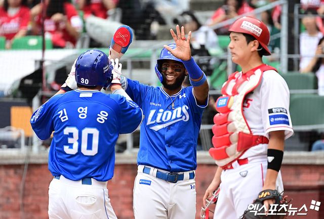 삼성 라이온즈 김영웅이 9일 인천 SSG랜더스필드에서 열린 SSG 랜더스와의 2025 신한 SOL Bank KBO 준플레이오프(5전 3승제) 1차전에서 3회초 2점 홈런을 기록했다. 사진 김한준 기자, 박지영 기자