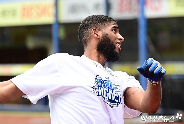 삼성 라이온즈 외국인 타자 르윈 디아즈가 9일 인천 SSG랜더스필드에서 열리는 2025 신한 SOL Bank KBO 준플레이오프(5전 3승제) SSG 랜더스와의 1차전에 4번타자 겸 1루수로 선발 라인업에 이름을 올렸다. 엑스포츠뉴스 DB