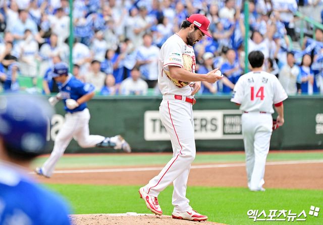 9일 오후 인천SSG랜더스필드에서 열린 '2025 신한 SOL Bank KBO 포스트시즌' 삼성 라이온즈와 SSG 랜더스의 준플레이오프 1차전 경기, 3회초 무사 1루 SSG 화이트가 삼성 김영웅에게 투런 홈런을 허용한 후 아쉬워하고 있다. 인천, 김한준 박지영 기자