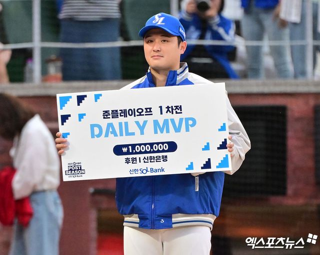 9일 오후 인천SSG랜더스필드에서 열린 '2025 신한 SOL Bank KBO 포스트시즌' 삼성 라이온즈와 SSG 랜더스의 준플레이오프 1차전 경기, 삼성이 선발투수 최원태의 6이닝 무실점 호투에 힘입어 5:2의 스코어로 승리했다. 준플레이오프 1차전 MVP를 수상한 삼성 최원태가 포즈를 취하고 있다. 인천, 김한준 박지영 기자