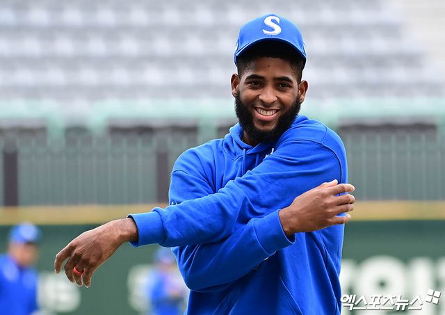 삼성 라이온즈 외국인 타자 르윈 디아즈가 9일 인천 SSG랜더스필드에서 열리는 SSG와 2025 신한 SOL Bank KBO 준플레이오프(5전 3승제) 1차전에 4번타자 겸 1루수로 선발 라인업에 이름을 올렸다. 사진 박지영 기자