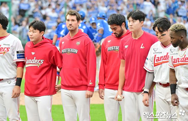 9일 오후 인천SSG랜더스필드에서 열린 '2025 신한 SOL Bank KBO 포스트시즌' 삼성 라이온즈와 SSG 랜더스의 준플레이오프 1차전 경기, 삼성이 선발투수 최원태의 6이닝 무실점 호투에 힘입어 5:2의 스코어로 승리했다. 경기종료 후 SSG 선수들이 아쉬워하고 있다. 인천, 김한준 박지영 기자