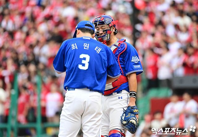 삼성 라이온즈 포수 강민호(오른쪽)가 9일 인천 SSG랜더스필드에서 열린 2025 신한 SOL Bank KBO 준플레이오프(5전 3승제) 1차전 수비 중 선발투수 최원태와 대화하고 있다. 사진 박지영 기자