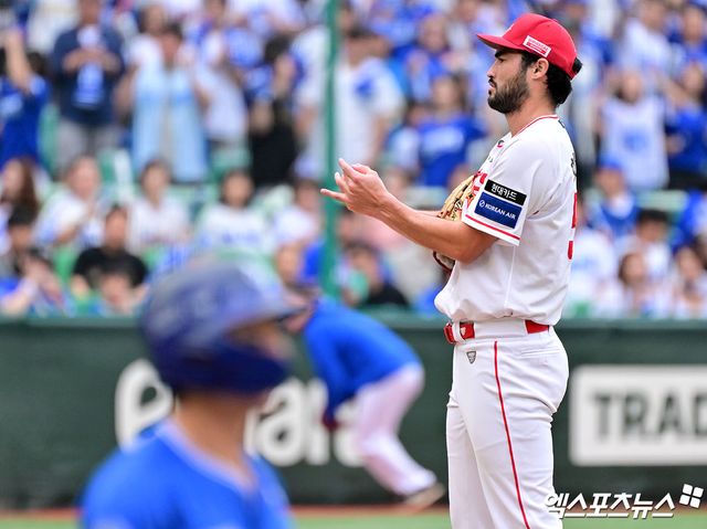 9일 오후 인천SSG랜더스필드에서 열린 '2025 신한 SOL Bank KBO 포스트시즌' 삼성 라이온즈와 SSG 랜더스의 준플레이오프 1차전 경기, 2회초 2사 1,2루 SSG 화이트가 삼성 김성윤에게 볼넷을 허용한 후 아쉬워하고 있다. 인천, 김한준 박지영 기자
