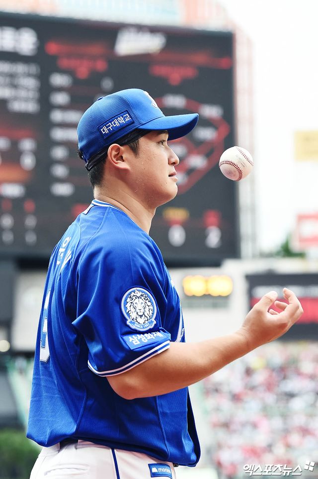 9일 오후 인천SSG랜더스필드에서 열린 '2025 신한 SOL Bank KBO 포스트시즌' 삼성 라이온즈와 SSG 랜더스의 준플레이오프 1차전 경기, 삼성 선발투수 최원태가 몸을 풀며 경기를 지켜보고 있다. 인천, 김한준 박지영 기자