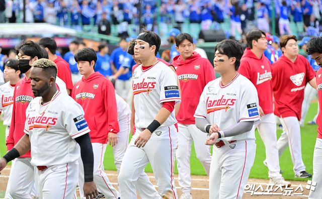 9일 오후 인천SSG랜더스필드에서 열린 '2025 신한 SOL Bank KBO 포스트시즌' 삼성 라이온즈와 SSG 랜더스의 준플레이오프 1차전 경기, 삼성이 선발투수 최원태의 6이닝 무실점 호투에 힘입어 5:2의 스코어로 승리했다. 경기종료 후 SSG 선수들이 아쉬워하고 있다. 인천, 김한준 박지영 기자