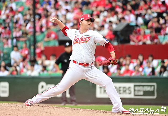9일 오후 인천SSG랜더스필드에서 열린 '2025 신한 SOL Bank KBO 포스트시즌' 삼성 라이온즈와 SSG 랜더스의 준플레이오프 1차전 경기, 3회초 무사 1루 SSG 김민이 역투하고 있다. 인천, 김한준 박지영 기자