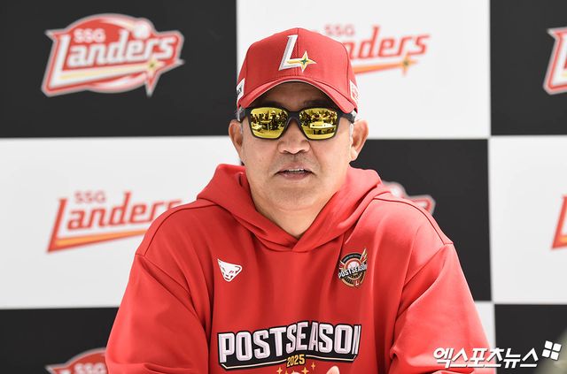 9일 오후 인천SSG랜더스필드에서 열리는 '2025 신한 SOL Bank KBO 포스트시즌' 삼성 라이온즈와 SSG 랜더스의 준플레이오프 1차전 경기에 앞서 SSG 이숭용 감독이 취재진과 인터뷰를 나누고 있다. 인천, 김한준 박지영 기자