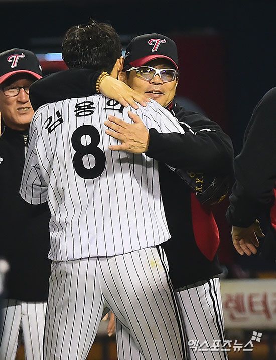 2016시즌 와일드카드 결정전 2차전에서 승리 후 김용의를 안아주고 있는 당시 양상문 LG 트윈스 감독. 사진 엑스포츠뉴스 DB