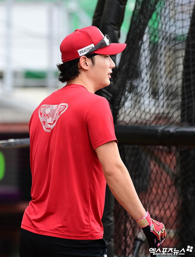 9일 오후 인천SSG랜더스필드에서 열리는 '2025 신한 SOL Bank KBO 포스트시즌' 삼성 라이온즈와 SSG 랜더스의 준플레이오프 1차전 경기에 앞서 SSG 최지훈이 타격 훈련에 임하고 있다. 인천, 김한준 박지영 기자