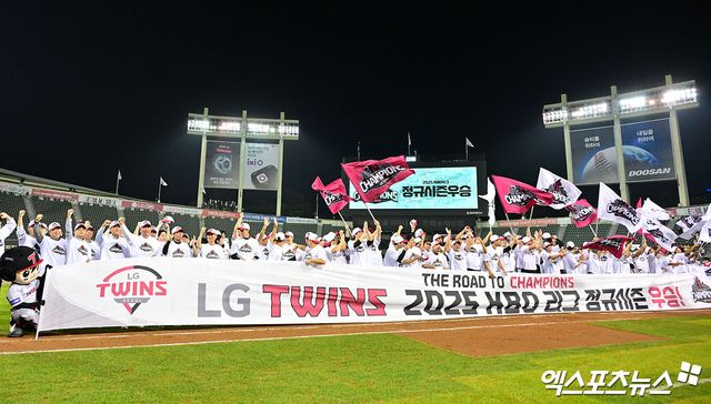 1일 오후 서울 송파구 잠실야구장에서 열린 '2025 신한 SOL Bank KBO리그' NC 다이노스와 LG 트윈스의 경기, LG가 NC에 3:7로 패했지만 한화가 SSG에 5:6으로 패하면서 매직넘버가 사리지며 정규시즌 우승을 확정지었다. LG 선수단이 기뻐하고 있다. 엑스포츠뉴스 DB