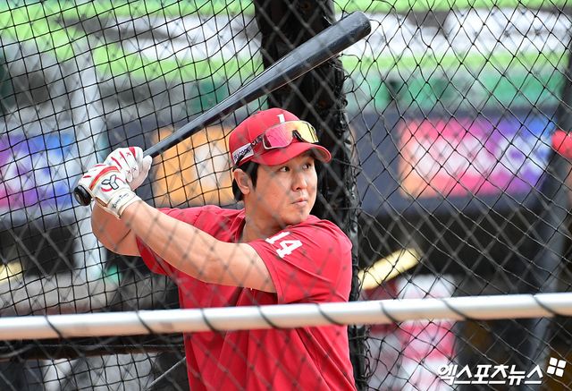 9일 오후 인천SSG랜더스필드에서 열리는 '2025 신한 SOL Bank KBO 포스트시즌' 삼성 라이온즈와 SSG 랜더스의 준플레이오프 1차전 경기에 앞서 SSG 최정이 타격 훈련을 하고 있다. 인천, 김한준 박지영 기자