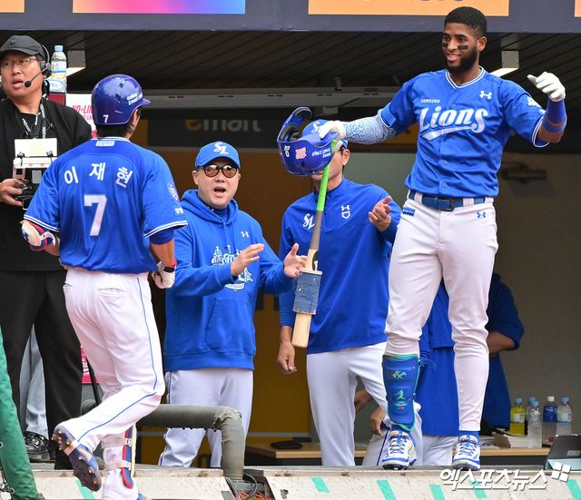 삼성 라이온즈 이재현(왼쪽 첫 번째)이 9일 인천 SSG랜더스필드에서 열린 SSG 랜더스와의 2025 신한 SOL Bank KBO 준플레이오프(5전 3승제) 1차전에서 1회초 선두타자 초구 홈런을 기록했다. 사진 김한준, 박지영 기자