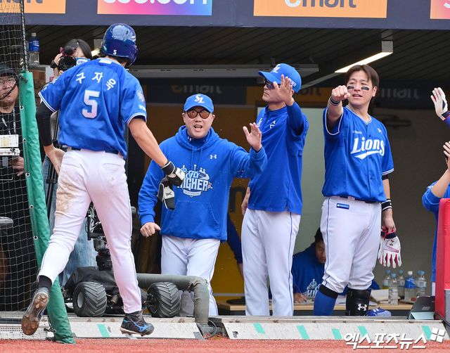 박진만(왼쪽 두 번째) 감독이 이끄는 삼성 라이온즈가 9일 인천 SSG랜더스필드에서 열린 SSG 랜더스와의 2025 신한 SOL Bank KBO 준플레이오프(5전 3승제) 1차전에서 이겼다. 사진 김한준, 박지영 기자
