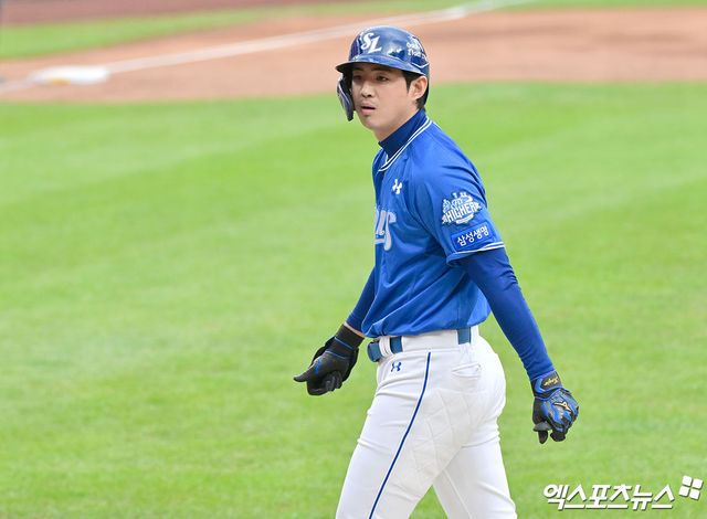 18일 오후 대전 한화생명 볼파크에서 열린 '2025 신한 SOL Bank KBO 포스트시즌' 삼성 라이온즈와 한화 이글스의 플레이오프 1차전 경기, 3회초 무사 1,3루 삼성 구자욱이 1타점 희생플라이 타구를 날리고 있다. 엑스포츠뉴스 DB