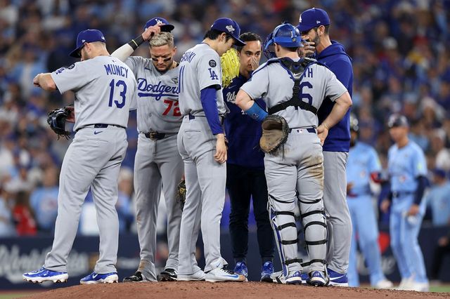 김혜성이 뛰고 있는 미국 메이저리그 LA 다저스가 1일(한국시간) 캐나다 온타리오주 토론토 로저스센터에서 열린 2025 메이저리그 월드시리즈(7전 4승제, 토론토 3승2패) 6차전에서 토론토 블루제이스를 3-1로 이겼다. 사진 연합뉴스
