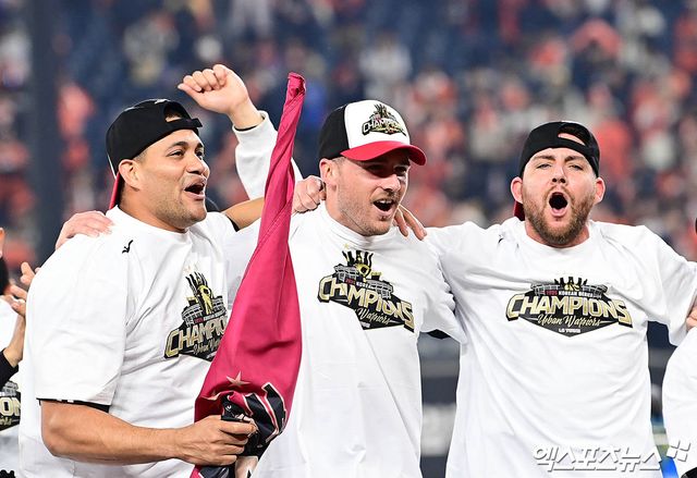 LG 트윈스 외국인 투수 앤더슨 톨허스트가 10월 31일 대전 한화생명 볼파크에서 열린 2025 신한 SOL Bank KBO 한국시리즈(7전 4선승제, LG 3승1패) 5차전에서 한화 이글스를 상대로 7이닝 1실점으로 호투, 승리투수가 됐다. 사진 김한준, 박지영 기자