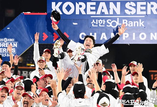  31일 오후 대전한화생명볼파크에서 열린 '2025 신한 SOL Bank KBO 한국시리즈' LG 트윈스와 한화 이글스의 경기, LG가 선발투수 톨허스트의 7이닝 1실점 완벽투에 힘입어 4:1의 스코어로 승리하며 시리즈 전적 4승1패로 통합우승을 이뤘다. 경기 종료 후 LG 선수단이 박해민을 헹가레 치고 있다. 대전, 박지영 기자