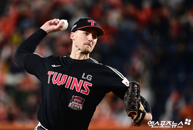 LG 트윈스 외국인 투수 앤더슨 톨허스트가 31일 대전 한화생명 볼파크에서 열린 2025 신한 SOL Bank KBO 한국시리즈(7전 4승제, LG 3승1패) 5차전에서 한화 이글스를 상대로 선발등판, 7이닝 1실점으로 승리투수가 됐다. 사진 김한준, 박지영 기자
