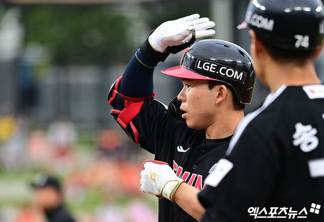 27일 대전 한화생명볼파크에서 열린 '2025 신한 SOL Bank KBO리그' LG 트윈스와 한화 이글스의 경기, 1회초 1사 1,2루 LG 문성주가 1타점 적시타를 때려내고 있다. 엑스포츠뉴스 DB
