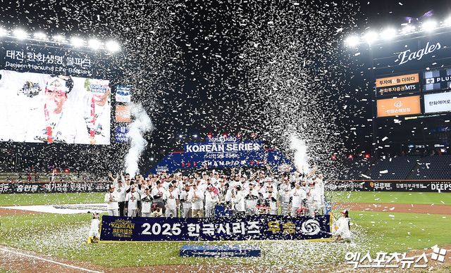 염경엽 감독이 이끄는 LG 트윈스가 지난 10월 31일 대전 한화생명 볼파크에서 열린 2025 신한 SOL Bank KBO 한국시리즈(7전 4선승제, LG 3승1패) 5차전에서 한화 이글스를 4-1로 꺾고 우승을 차지했다. 사진 김한준, 박지영 기자