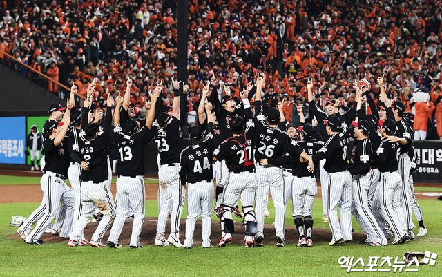 염경엽 감독이 이끄는 LG 트윈스가 지난 10월 31일 대전 한화생명 볼파크에서 열린 2025 신한 SOL Bank KBO 한국시리즈(7전 4선승제, LG 3승1패) 5차전에서 한화 이글스를 4-1로 꺾고 우승을 차지했다. 사진 김한준, 박지영 기자