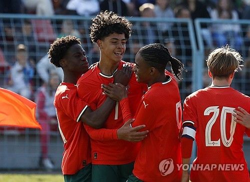 호날두 주니어가 지난 30일 튀르키예 안탈리아에 있는 에미르한 스포츠 센터에서 열린 튀르키예 U-16 대표팀과 포르투갈 U-16 대표팀 간의 튀르키예 축구연맹 토너먼트 첫 경기에 교체 출전하며 해당 연령별 대표팀 데뷔전을 치렀다.&nbsp;연합뉴스