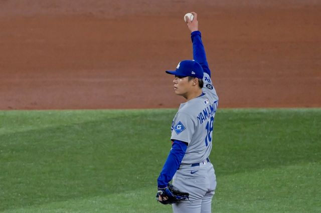 LA 다저스 야마모토 요시노부가 1일(한국시간) 캐나다 온타리오주 토론토의 로저스센터에서 열린 2025 미국 메이저리그(MLB) 포스트시즌 토론토 블루제이스와의 월드시리즈(WS) 6차전에 선발 등판해 6이닝 5피안타 1볼넷 6탈삼진 1실점으로 승리투수가 됐다. 야마모토는 이날 경기 포함 올해 포스트시즌에서 5경기 34⅔이닝 4승 1패 평균자책점 1.56으로 활약 중이다. EPA 연합뉴스