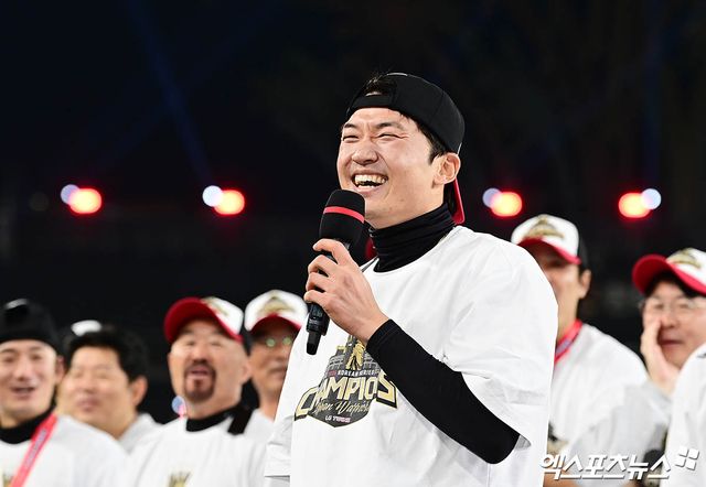 31일 오후 대전한화생명볼파크에서 열린 '2025 신한 SOL Bank KBO 한국시리즈' LG 트윈스와 한화 이글스의 경기, LG가 선발투수 톨허스트의 7이닝 1실점 완벽투에 힘입어 4:1의 스코어로 승리하며 시리즈 전적 4승1패로 통합우승을 이뤘다. 경기 종료 후 LG 박해민이 우승 소감을 전하고 있다. 대전, 박지영 기자