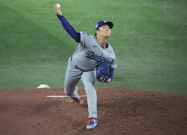 미국 메이저리그 LA 다저스의 일본인 투수 야마모토 요시노부가 1일 캐나다 온타리오주 토론토 로저스센터에서 열린 2025 메이저리그 월드시리즈(7전 4승제, 토론토 3승2패) 6차전에 선발등판, 6이닝 1실점 호투로 승리투수가 됐다. 사진 연합뉴스