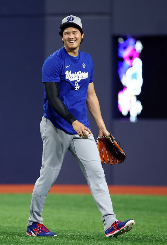 LA 다저스가 1일(이하 한국시간) 캐나다 온타리오주 토론토의 로저스센터에서 2025 미국 메이저리그(MLB) 포스트시즌 토론토 블루제이스와의 월드시리즈(WS) 6차전을 소화한다. 오타니 쇼헤이는 1번 지명타자로 선발 출전하며, 타격에만 집중할 예정이다. AFP 연합뉴스