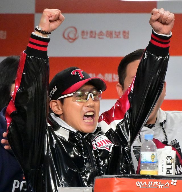 염경엽 감독이 이끄는 LG 트윈스가 31일 대전 한화생명 볼파크에서 열린 2025 신한 SOL Bank KBO 한국시리즈(7전 4승제, LG 3승1패) 5차전에서 한화 이글스를 꺾고 우승을 차지했다. 사진 김한준, 박지영 기자