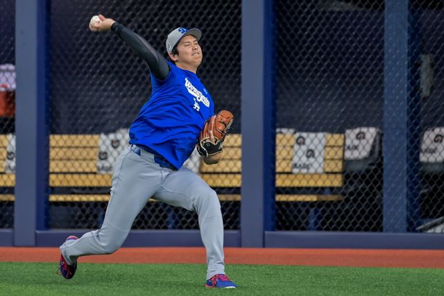 LA 다저스가 2일(한국시간) 캐나다 온타리오주 토론토의 로저스센터에서 2025 미국 메이저리그(MLB) 포스트시즌 토론토 불루제이스와의 월드시리즈(WS) 7차전을 치른다. 4차전에서 선발투수로 나섰던 오타니 쇼헤이가 선발 중책을 맡는다. AFP 연합뉴스